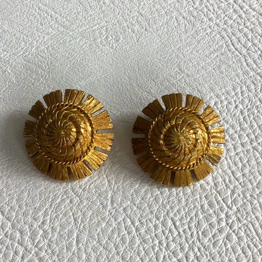 Vintage Monet Gold tone Clip on Earrings 1” diameter
